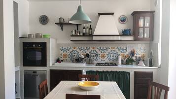 KĂŒhlschrank, Ofen, Herdplatte, GeschirrspĂŒler