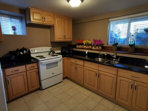 Geladeira, micro-ondas, cooktop, cafeteira/chaleira