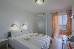 Habitación familiar | 1 dormitorio, minibar, mobiliario individual y escritorio