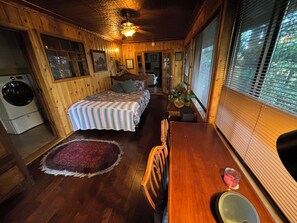 4 bedrooms, desk, iron/ironing board, free WiFi