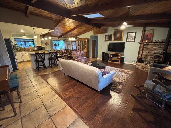 Smart-TV, Kamin, Bücher, Musikbibliothek