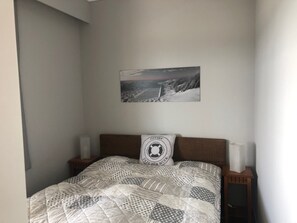 2 bedrooms, in-room safe, iron/ironing board, free WiFi