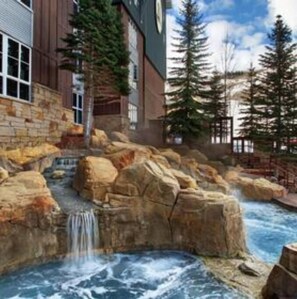 Una piscina cubierta, una piscina al aire libre