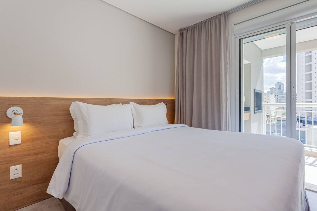 Ropa de cama de alta calidad y espacio para trabajar con laptop