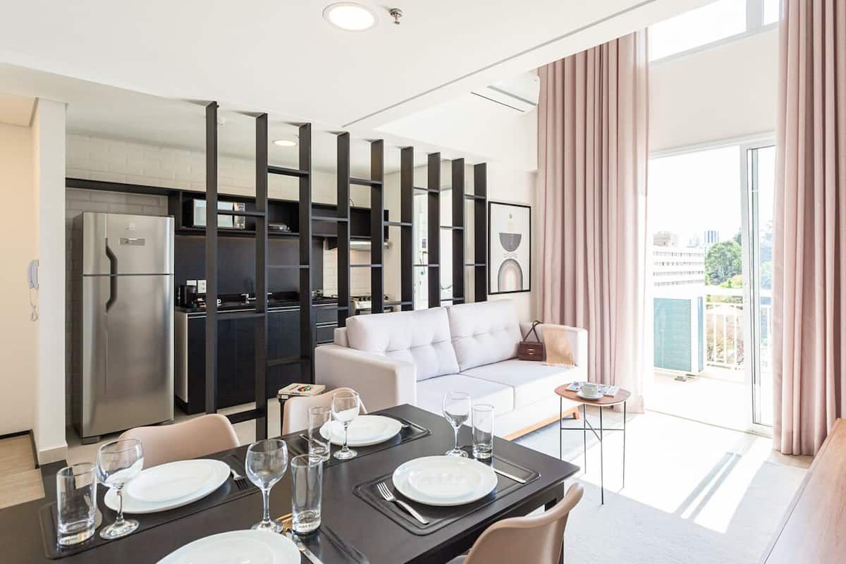 Apartemen Comfort | Area keluarga | Smart TV 32-inci dengan saluran TV digital, TV, dan Netflix