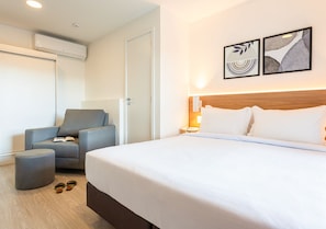 Ropa de cama de alta calidad y espacio para trabajar con laptop 