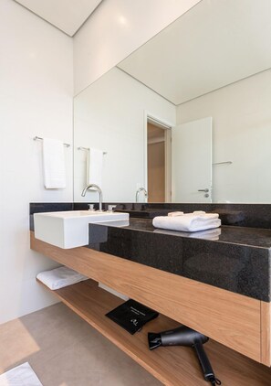 Comfort Apartment | Bathroom | Free toiletries, hair dryer, soap, shampoo