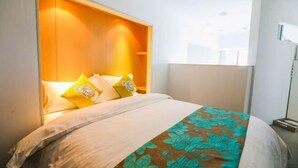 Et hotelværelse med en seng, et træhovedgærde og et vindue.