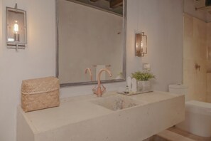 Room, 1 King Bed, Non Smoking, Courtyard View | Bathroom | Shower, rainfall showerhead, bathrobes, towels