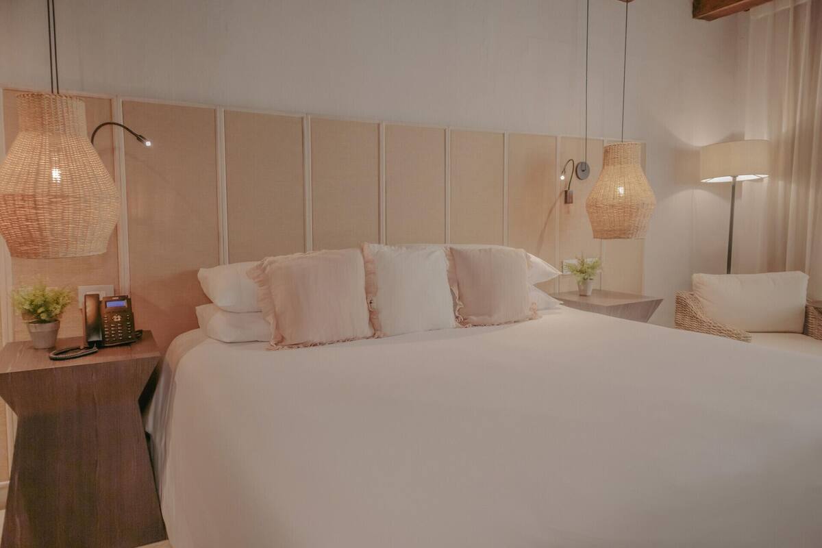 เครื่องนอนป้องกันสารก่อภูมิแพ้, ตู้นิรภัยในห้องพัก, โต๊ะทำงาน