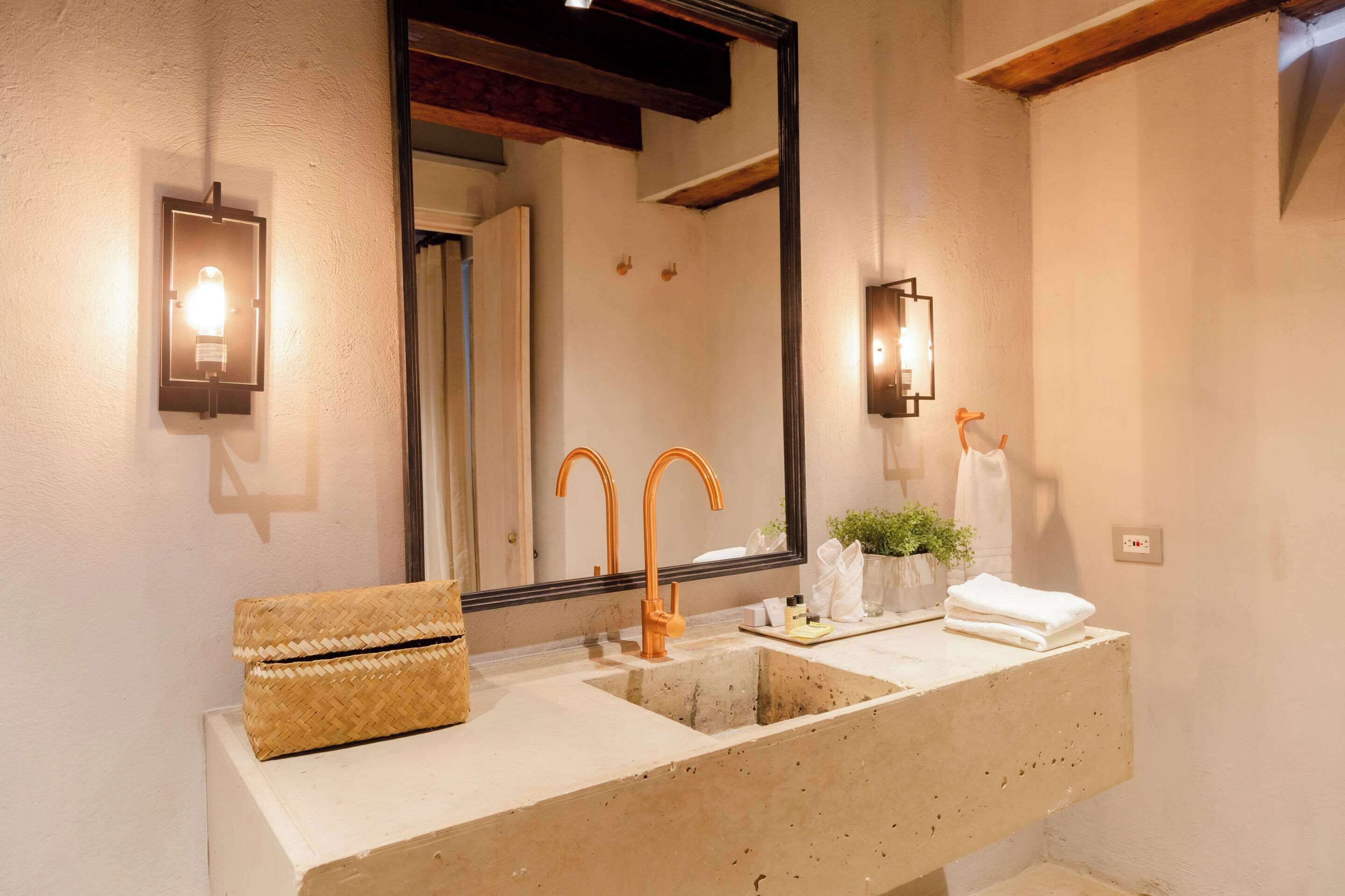 premium room, 1 king bed, non smoking | 1 bedroom, hypo-allergenic bedding, in-room safe, blackout curtains