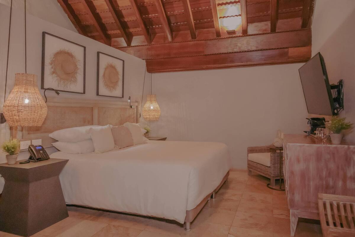 1 King Bed | เครื่องนอนป้องกันสารก่อภูมิแพ้, ตู้นิรภัยในห้องพัก, โต๊ะทำงาน