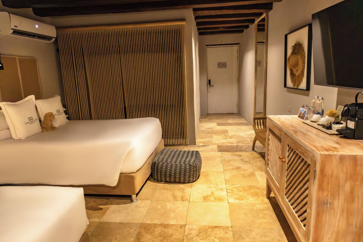 2 Double Beds, Premium Room | เครื่องนอนป้องกันสารก่อภูมิแพ้, ตู้นิรภัยในห้องพัก, โต๊ะทำงาน