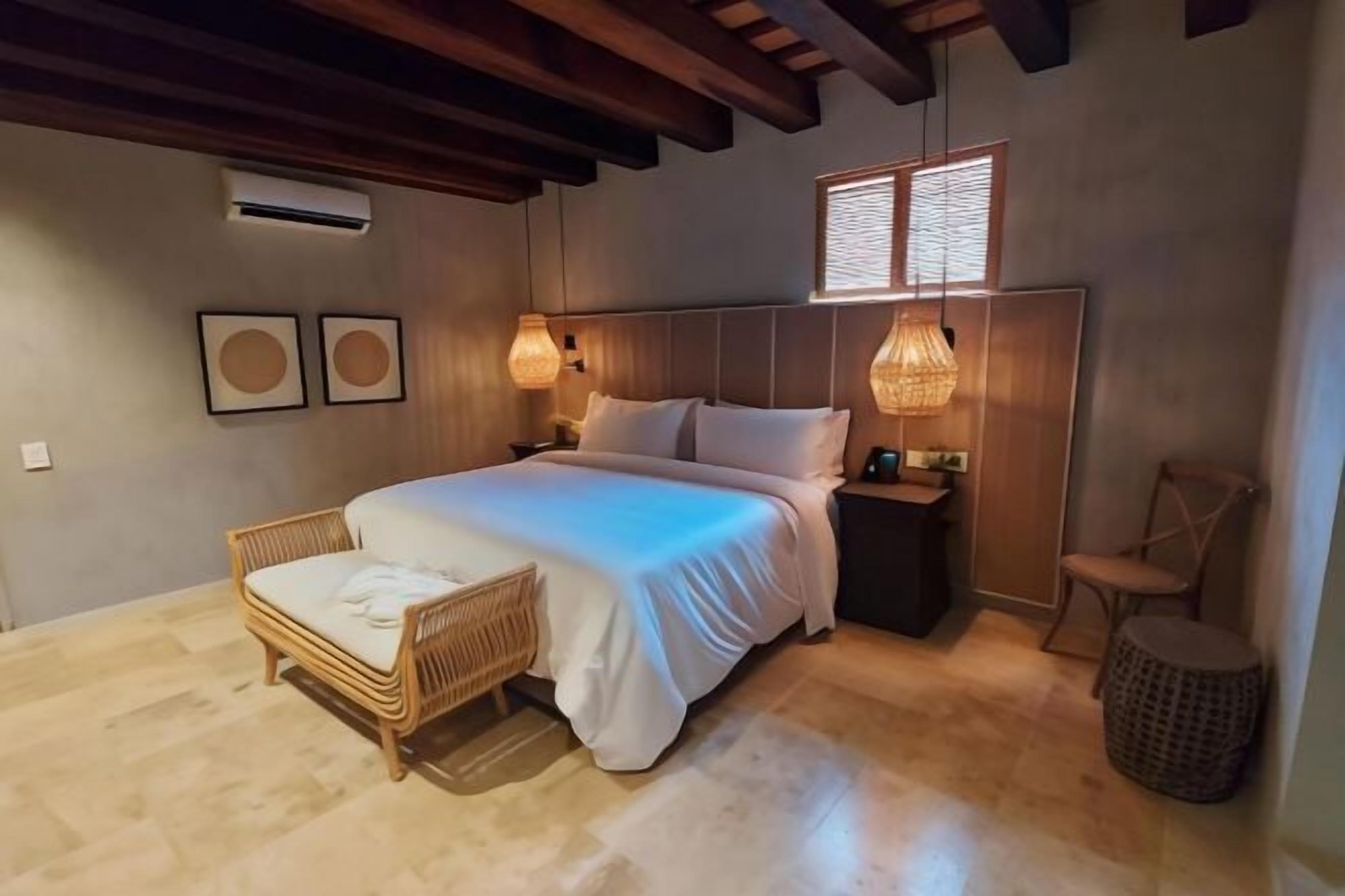 Ropa de cama hipoalergénica y caja de seguridad en la habitación 