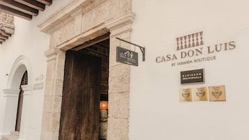 Ein Gebäudeeingang mit einem Schild für 'Casa Don Luis' und Auszeichnungen von 'Radisson Individuals'.