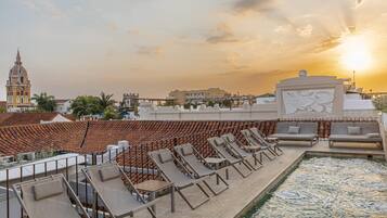 Piscine extérieure, chaises longues