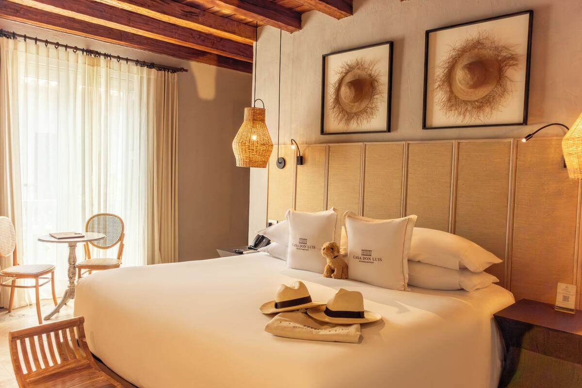 1 King Bed, Premium Room | เครื่องนอนป้องกันสารก่อภูมิแพ้, ตู้นิรภัยในห้องพัก, โต๊ะทำงาน