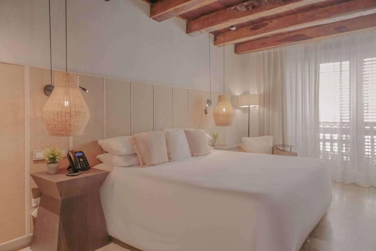 Room, 1 King Bed, Non Smoking, Courtyard View | 1 bedroom, hypo-allergenic bedding, in-room safe, blackout curtains