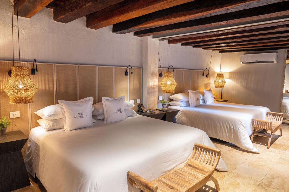 2 King Beds, Studio | เครื่องนอนป้องกันสารก่อภูมิแพ้, ตู้นิรภัยในห้องพัก, โต๊ะทำงาน
