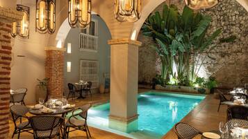 Utomhuspool med öppettider 09.00 till 18.00, och solstolar