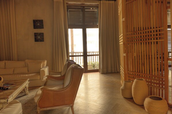 A room with a sofa, chairs, a coffee table, and two vases. - Hotel Casa Don Luis by Faranda Boutique, a member of Radisson Individuals (Cartagena)