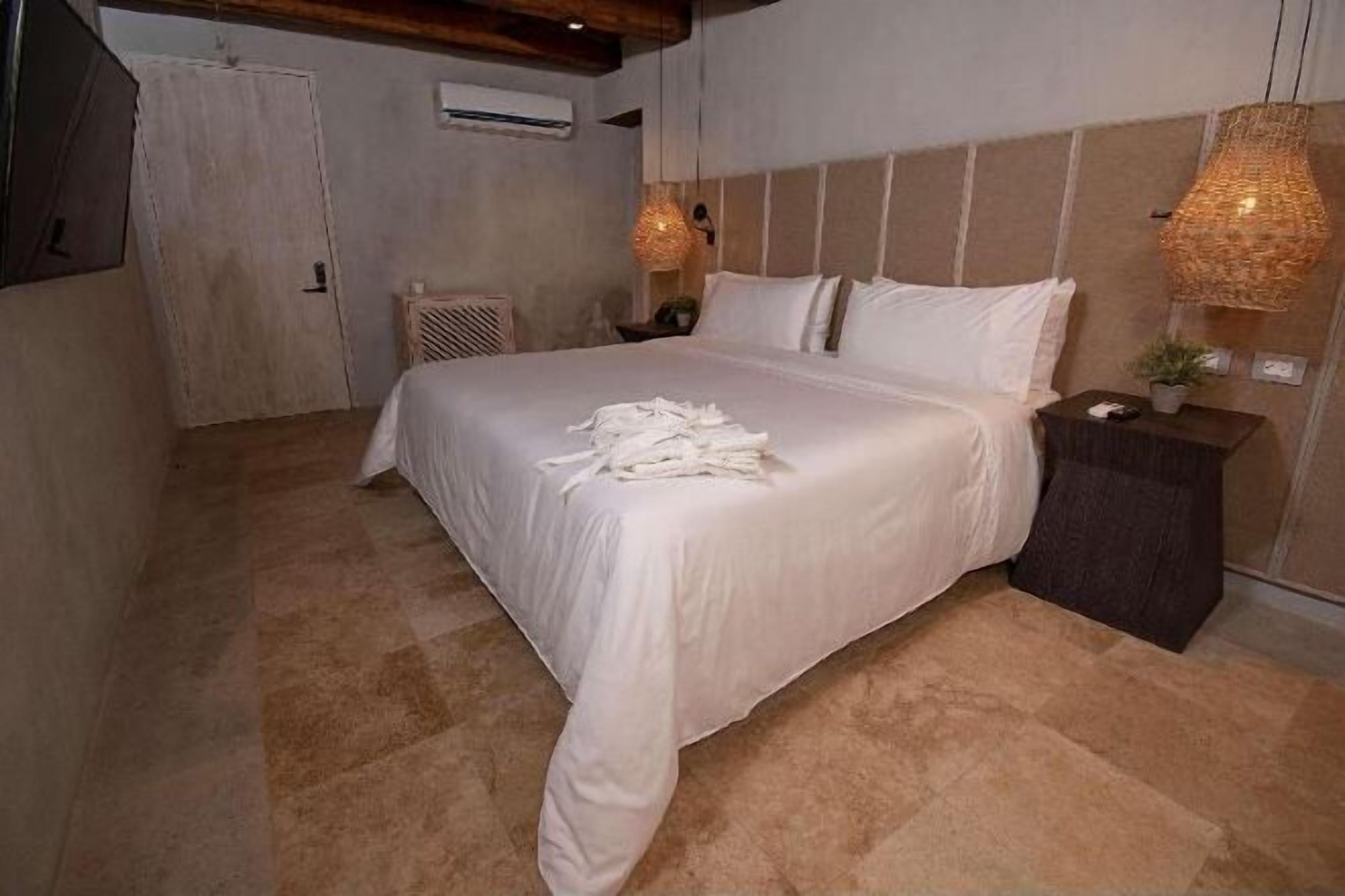 Ropa de cama hipoalergénica y caja de seguridad en la habitación 