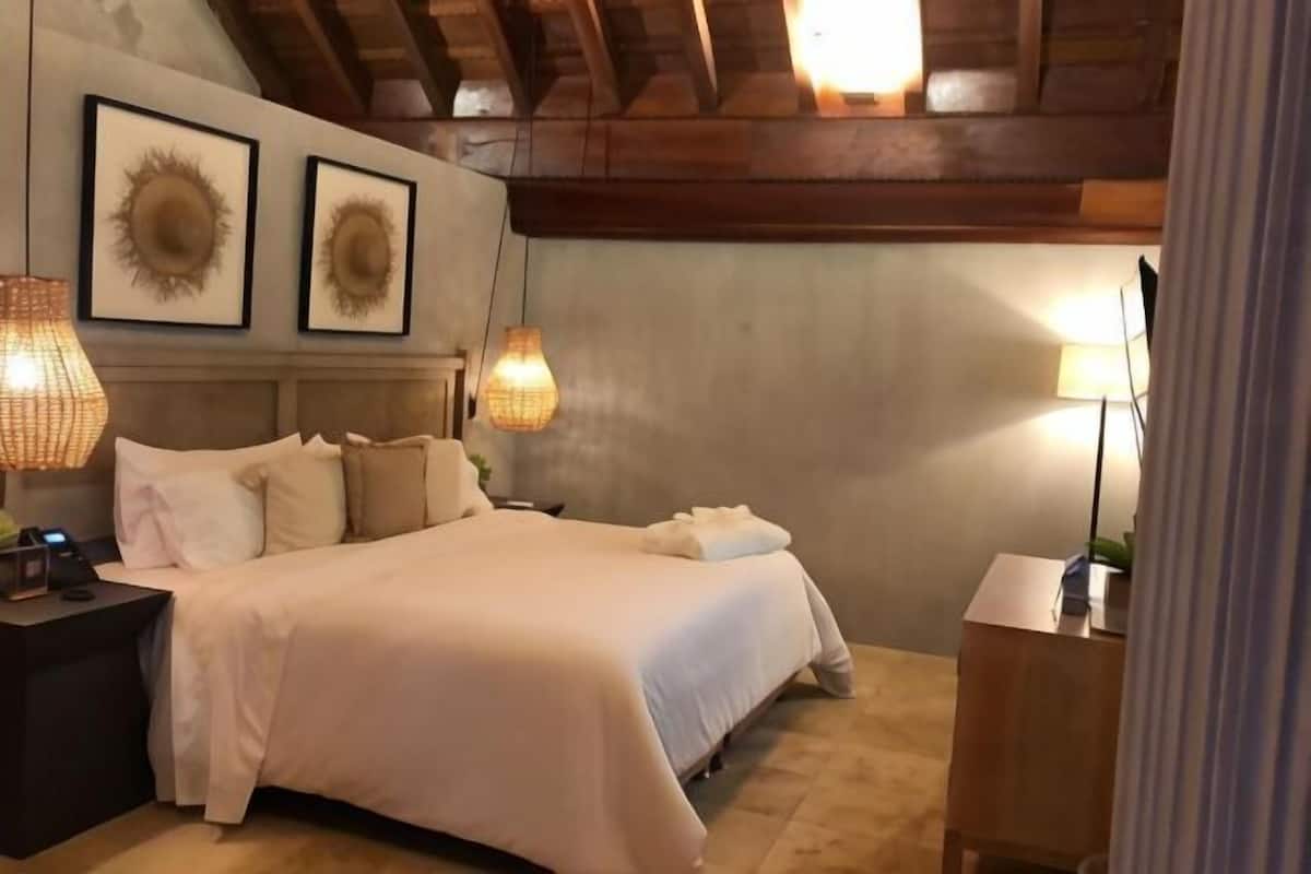 Ropa de cama hipoalergénica y caja de seguridad en la habitación