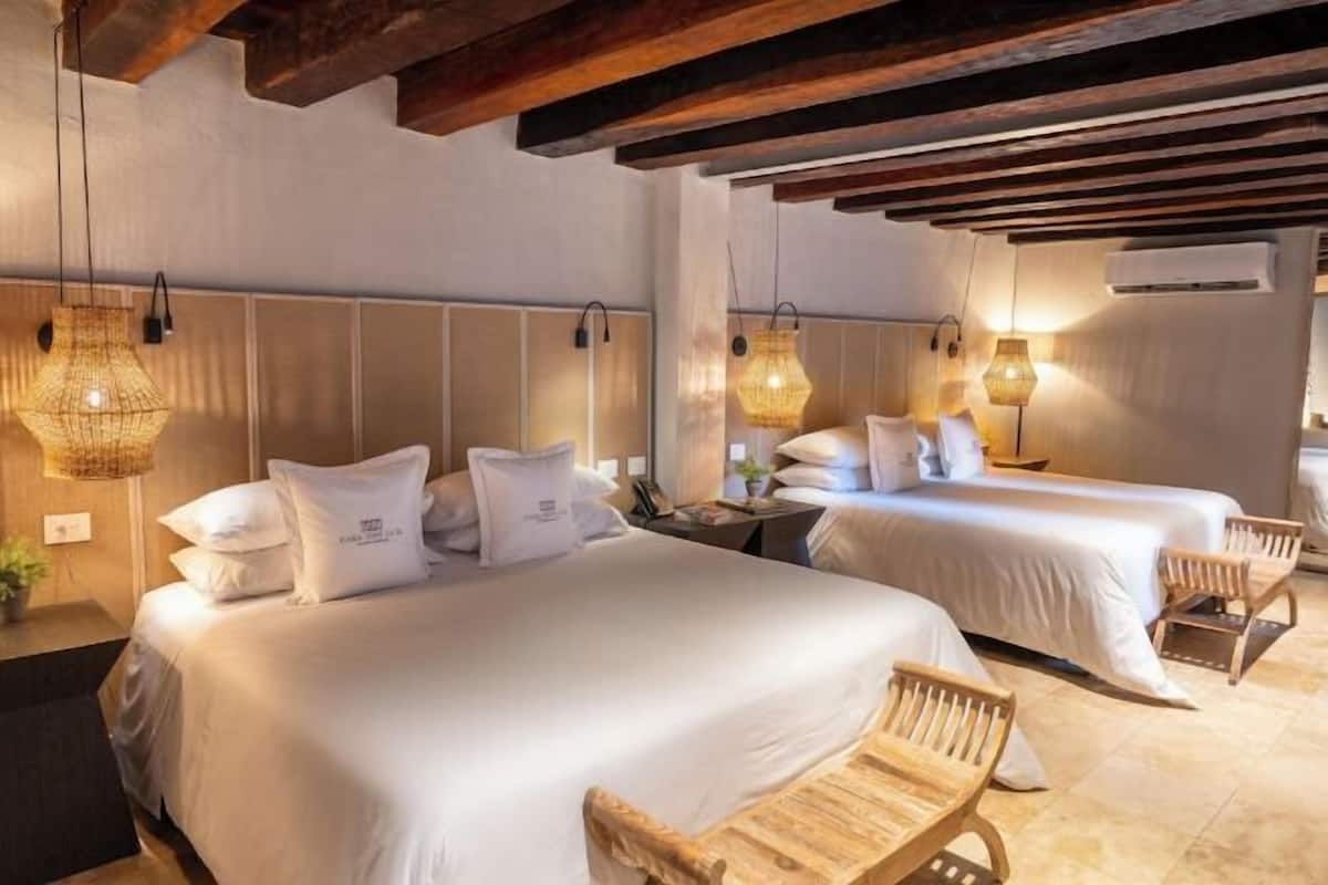 Ropa de cama hipoalergénica y caja de seguridad en la habitación