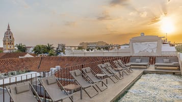 Outdoor pool, open 9:00 AM to 6:00 PM, pool loungers
