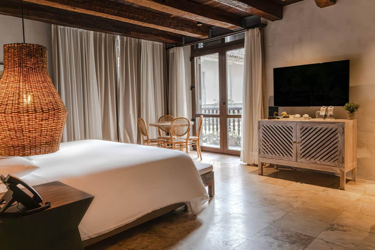 1 King Bed, Studio Balcony | เครื่องนอนป้องกันสารก่อภูมิแพ้, ตู้นิรภัยในห้องพัก, โต๊ะทำงาน