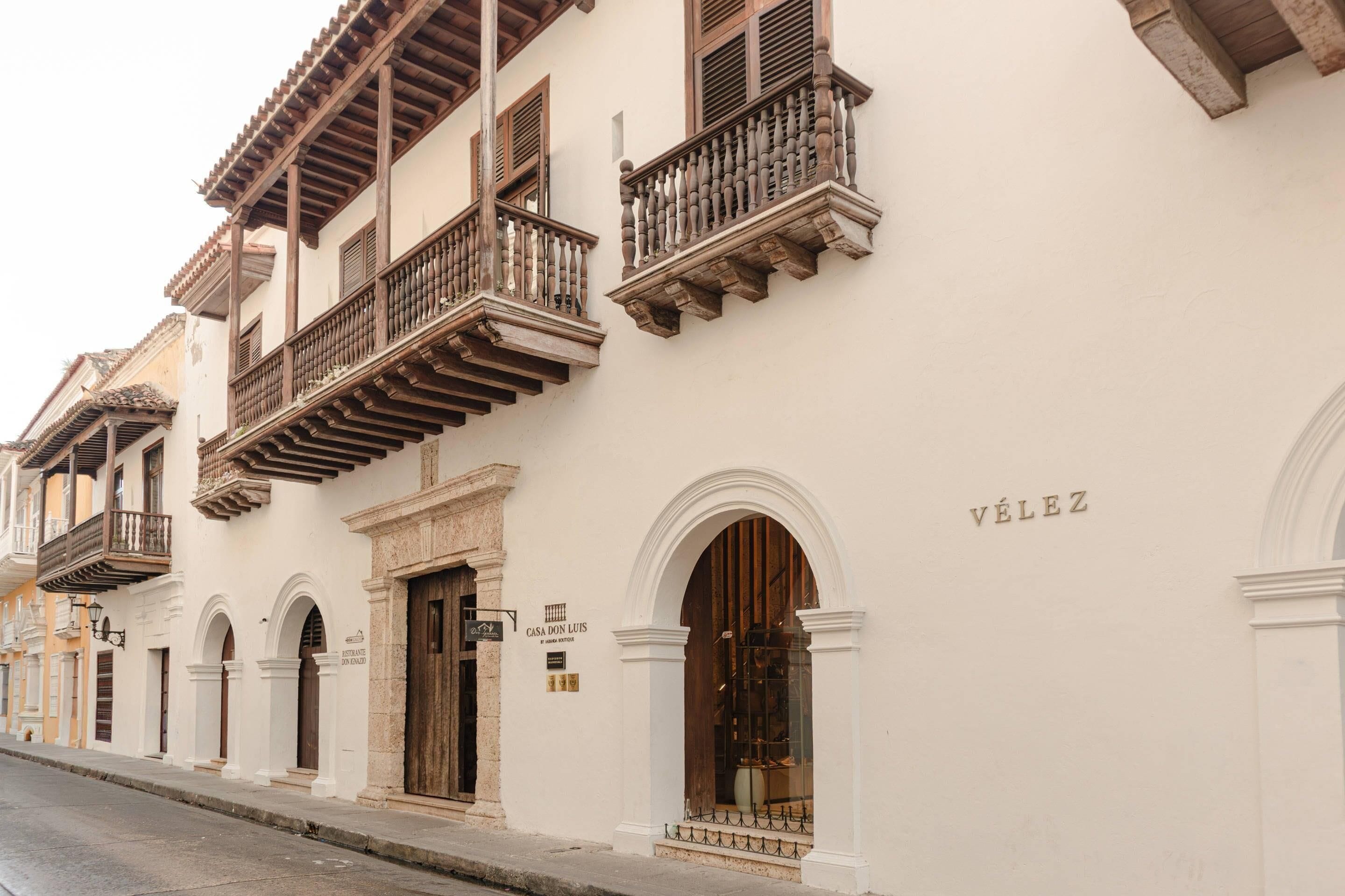 Un edificio con un cartel que dice 'Vélez' y 'Casa Don Luis'.