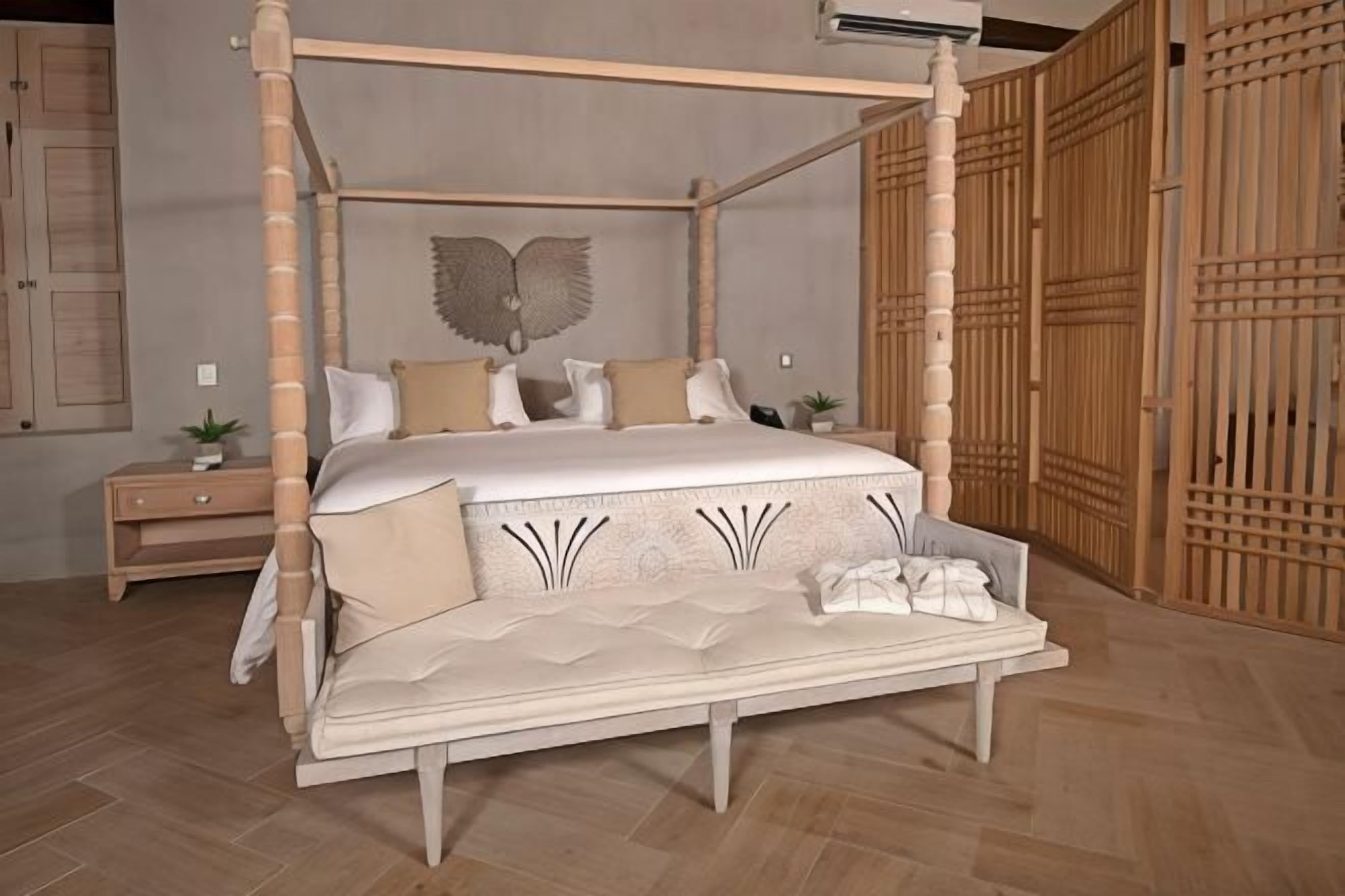 Ropa de cama hipoalergénica y caja de seguridad en la habitación 