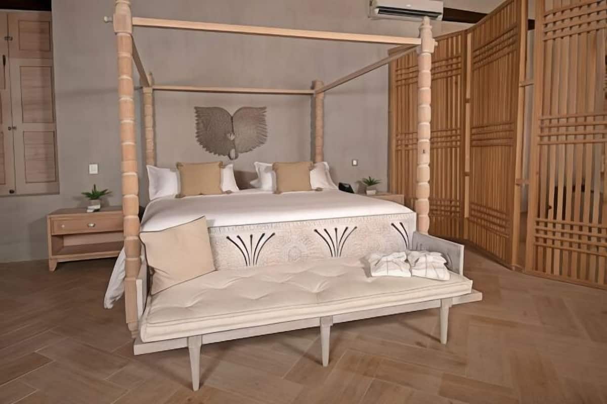 Ropa de cama hipoalergénica y caja de seguridad en la habitación