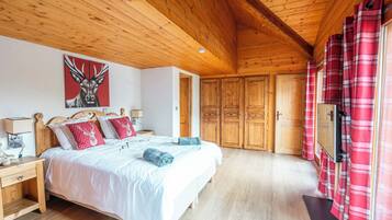 5 bedrooms, iron/ironing board, WiFi, bed sheets