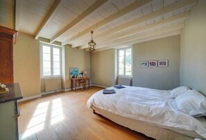 2 slaapkamers, een strijkplank/strijkijzer, reisbedje, gratis wifi