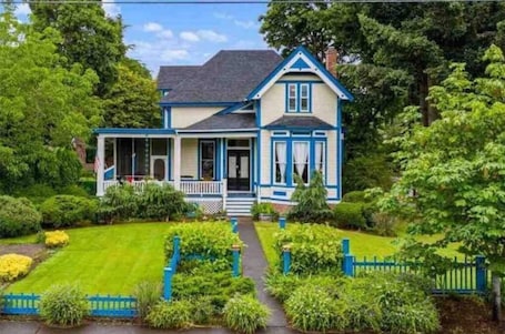 外観. The McClaine House