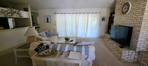Ein Wohnzimmer mit einer Couch, einem Couchtisch und einem Kamin.