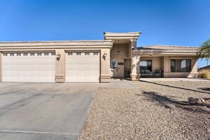 Exterior detail - Pool + Jacuzzi: Lake Havasu Home! (Lake Havasu City)