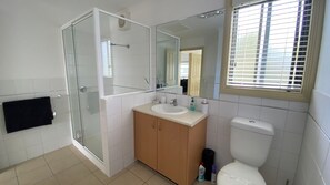Bathtub, hair dryer - Perfect Location - Inverloch (INVERLOCH)