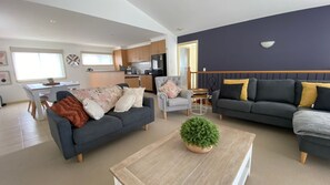 Een smart-tv en boeken