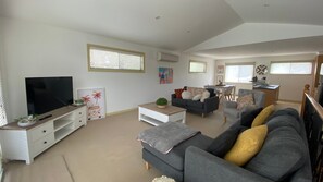 Een smart-tv en boeken