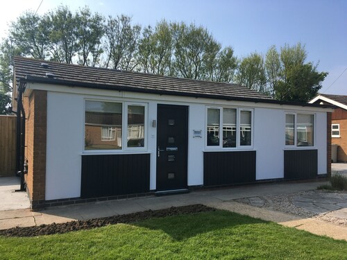 Seaways Holiday Cottage - 3 bed, 2 bath, dog friendly bungalow near beach