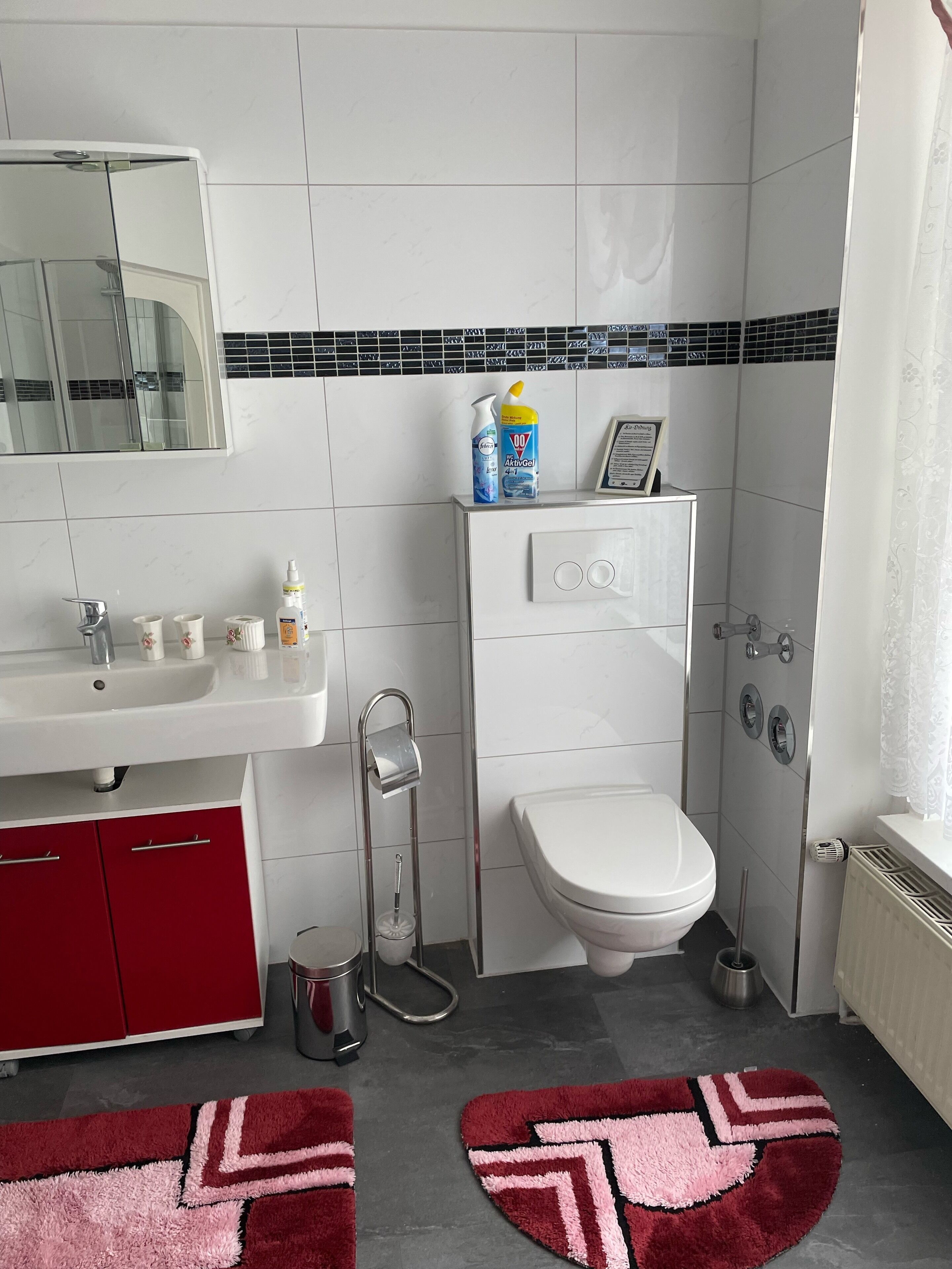 Badewanne, Haartrockner, Handtücher, Seife