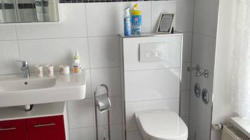 Badewanne, Haartrockner, Handtücher, Seife