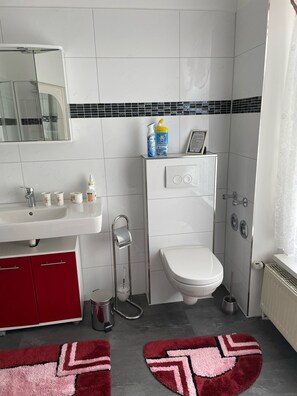 Bathtub, hair dryer, towels, soap - Bunte Stadt an der Elde (Grabow)