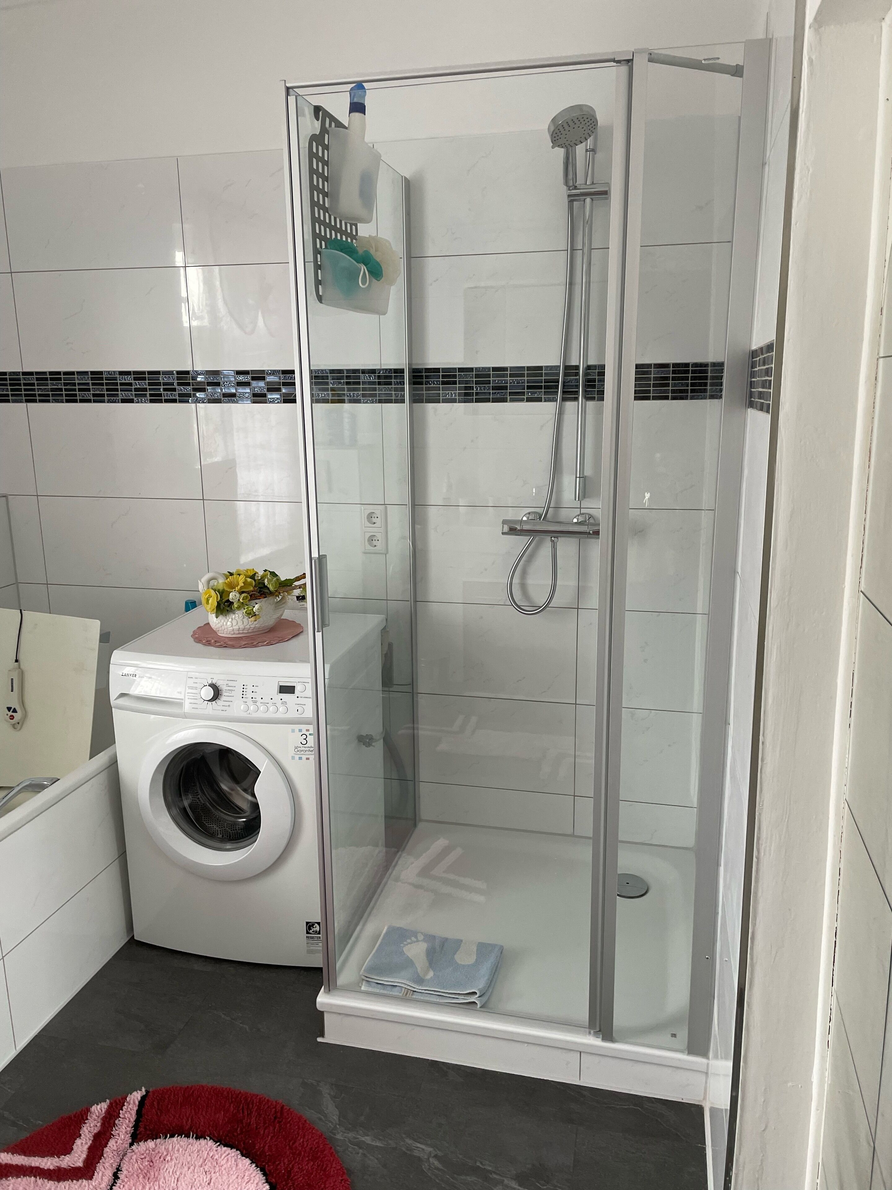 Badewanne, Haartrockner, Handtücher, Seife