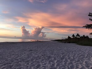 Beach nearby, sun loungers, beach towels
