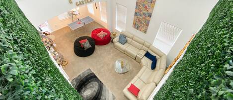 Älytelevisio, takka, pöytätennispöytä, stereot