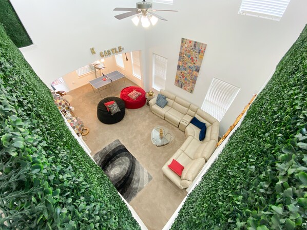 Älytelevisio, takka, pöytätennispöytä, stereot