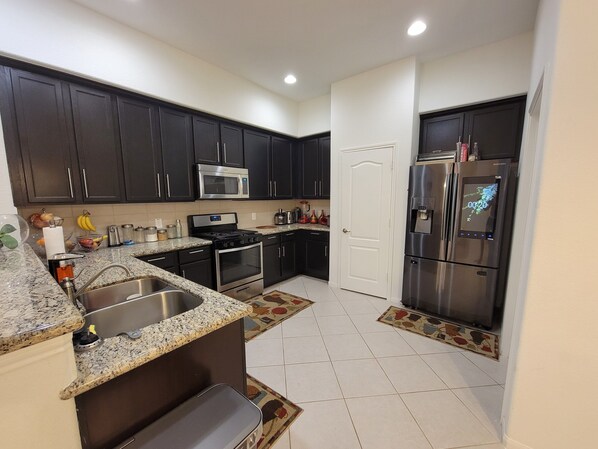 Geladeira, micro-ondas, fogão, cooktop